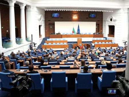 Обнародват списъка с депутатите, президентът свиква новия парламент