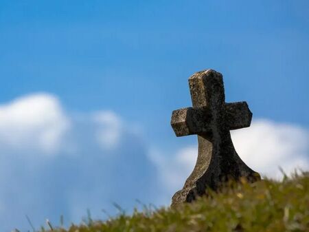 Три жени заровиха мъртъв дядо в двора и години му прибираха пенсиите