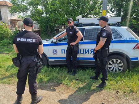 Близки на възрастен мъж го погребаха тайно в двор и скриха за смъртта му