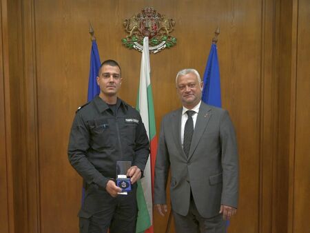 МВР с признание към граничаря Ивелин Арабаджиев, измъкнал десетки украинци от автобуса-ковчег на ГКПП Малко Търново