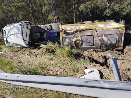 Ужасна катастрофа на магистрала „Тракия“: Тир излетя от пътя след сблъсък с лека кола