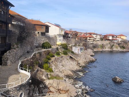 Очевидно целта е да се стигне до обща политика в двата сектора, на дали ще проработи