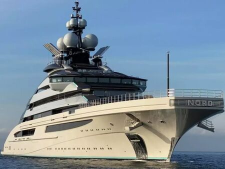 Яхта за 500 млн. долара, свързана с най-богатия човек в Русия, премина през Ормузкия проток