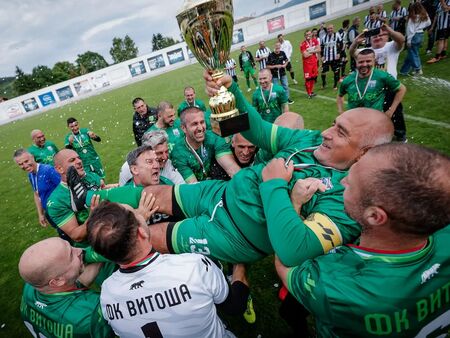 Три гола на Бойко Борисов вкараха отбора на финала на републиканското първенство за ветерани