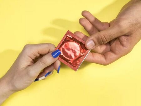 Руснаците се презапасяват с презервативи заради покачване на цената