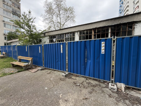 Жители на жк. "Лазур" зоват: Помогнете ни да се справим с това нерегламентираното свърталище (ВИДЕО)