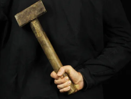 Въоръжен с чук нападна 5 мъже в чужбина, включително полицаи