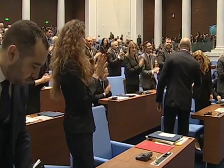 Посрещнаха Румен Радев с аплодисменти в НС, депутатите полагат клетва