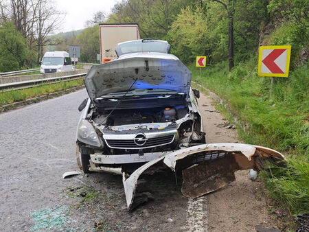 Шофьор с кола без номера катастрофира и избяга 