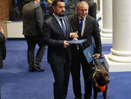 Исторически момент - Първото куче-водач влиза в Народното събрание