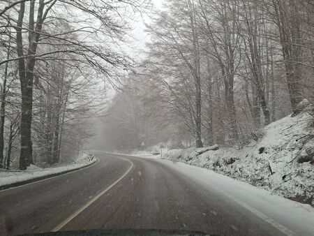 Снегът се завърна, ето къде вали (СНИМКИ)