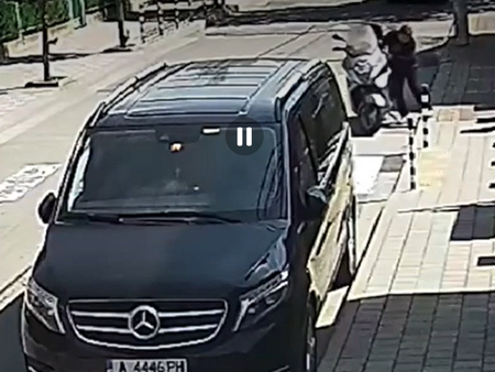Отмъщение? Защо тази жена събори мотор на улицата (ВИДЕО)