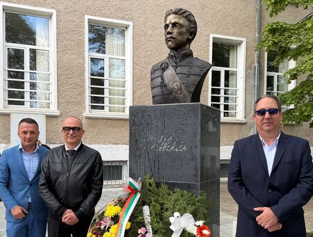 Бюст-паметник на Васил Левски вдигнаха в 120-годишното училище на град Българово (ВИДЕО)