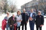 Кадър от прадизборната кампания през 2023 г., в средата е кметът на Нови пазар Георги Георгиев, вдясно от него – Иван Ганчев, сн. „За истината“