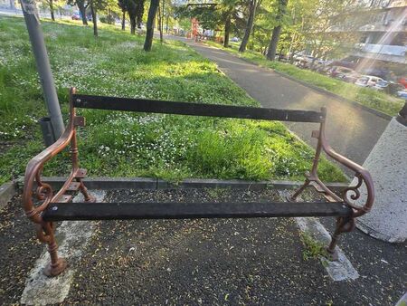 Родители от жк „Лазур“ с призив към Община Бургас: Спасете парка пред „Краставицата“