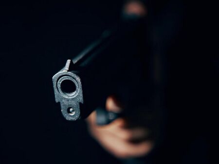 18-годишен от Перник стреля с пистолет от кола в движение
