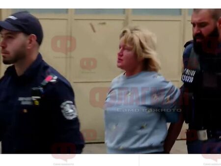 Двама в критично състояние след нападение с нож във Варна: жената ръгала наред в магазина