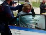 „Помогите“, повтаря русокосата жена, докато я водят към патрулката. 47-годишната литовка е била доста почерпена преди да размаха ножа. Още не е ясно дали не е била и дрогирана