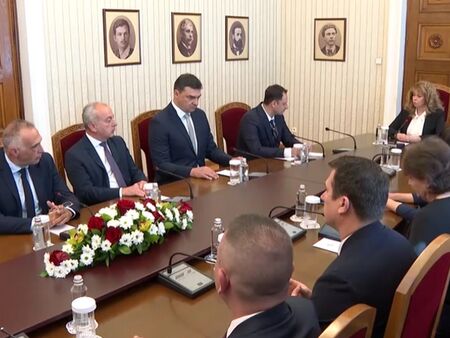"Прогресивна България" отиде без Румен Радев на консултации при президента Йотова