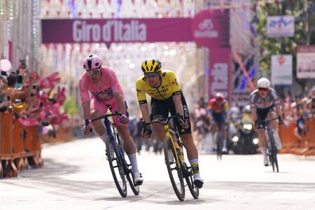 Как Бургас посреща Giro d’Italia: розови знамена, ремонтирани улици и икономически очаквания