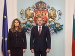 Точно в 17 ч. Радев влезе в кабинета на държавния глава, за да получи папката