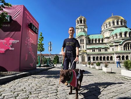 Сам на колело: Незрящият Виктор Асенов с ново голямо предизвикателство в София