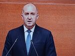 "Благодаря на българските граждани, които с вота си сложиха край на политическата криза", каза Радев от трибуната на НС