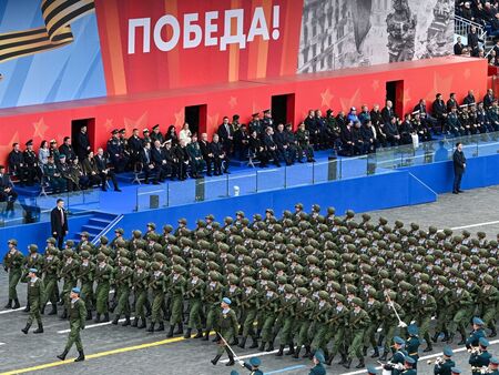 Скромен парад в Москва заради украинските заплахи, че ще ударят с дронове Червения площад