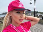 Красивата блондинка блести в цвета на колоездачното състезание