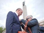 Почетният консул г-н Тонко Фотев получава "Георгиевска лента", която е символна за Безсмъртния полк