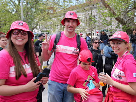 Защо колоездачите на Giro dItalia носят розово