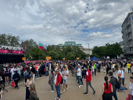 Хиляди посрещат колоездачите от Джиро д’Италия в центъра на София (СНИМКИ/ОБНОВЯВА СЕ)