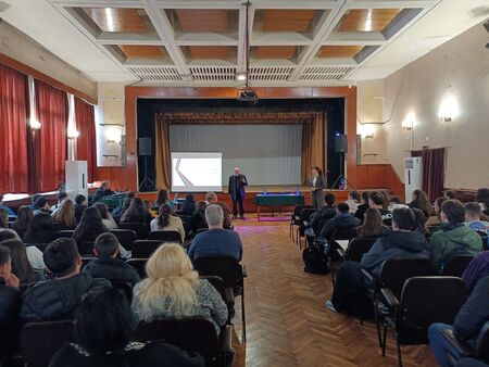 Прокурори обсъдиха вредите от наркотиците и наказателната отговорност с ученици в Айтос