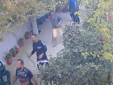 Два клана се биха с колове и брадви, младеж е с четири отсечени пръста (ВИДЕО)