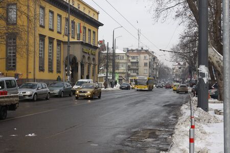 На фона на 15 годишен който краде и подкарва историята с