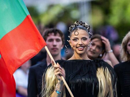 DARA оглави две класации преди участието си