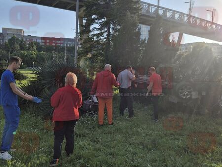 Извънредно: Зрелищна катастрофа до хотел "Мираж" в Бургас - шофьор обърна колата си по таван