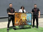 Випуск 2026 подари символично изображение на школото в знак на признателност към историята и бъдещето на училището