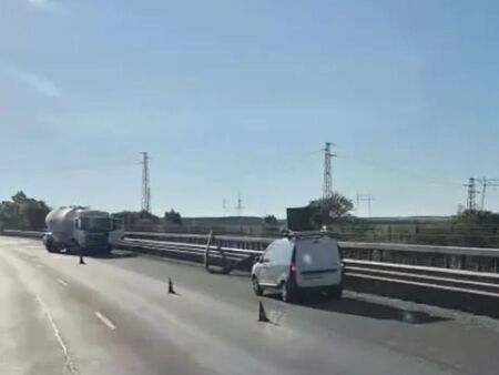 Тир блокира насрещното движение на АМ „Хемус“ след удар в мантинелата