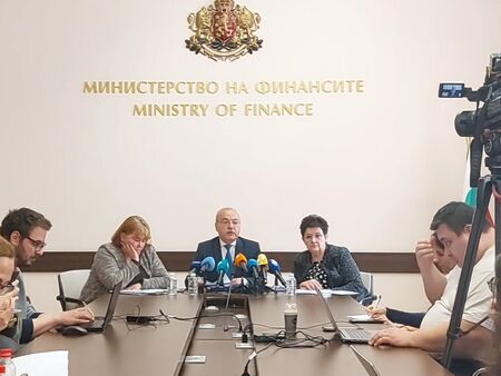 Министърът на финансите Гълъб Донев обяви бюджет, който "слага край на държавните хранилки"