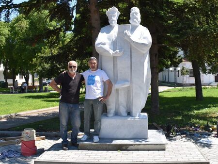 Триметров монумент на светите братя Кирил и Методий вече се извисява в центъра на Поморие