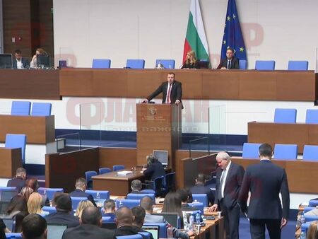 Високо напрежение в парламента: Опозицията тръби за репресии