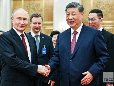 Путин и Си Дзинпин бият рекорда по споразумения, а Тръмп се хвали с по-бляскаво посрещне