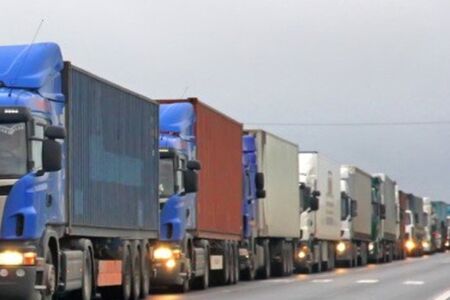 15-километрова колона от тирове на границата