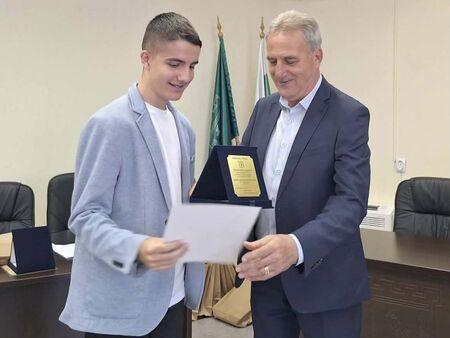 Община Айтос награди 40 отличници и млади таланти (СНИМКИ)