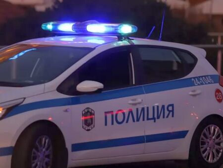 Младеж потроши колата на баща пред очите на дъщеря му