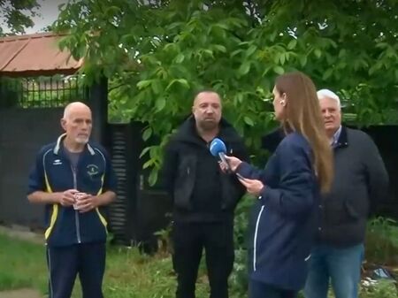 Семейства в бургаски квартал "Ветрен" останаха без достъп до имотите си заради заграден път