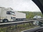 Аутобанът ни, особено в частта между София и Пловдив, отдавна е твърде тесен за сериозния трафик, който преминава. Заради това всяка катастрофа блокира движението за часове