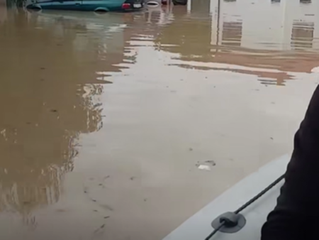 Севлиево като Венеция: мъж измерва стряскащи нива на водата с лодка (ВИДЕО)