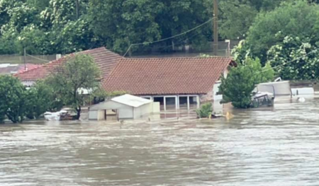 Градът е в кризисна ситуация, на места водата достигна над метър дълбочина